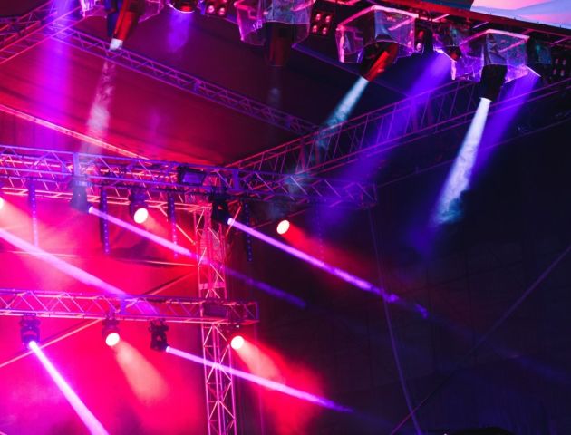 spotlights-red-and-blue-beams-of-lights-above-sta-2025-03-09-07-32-58-utc (1)